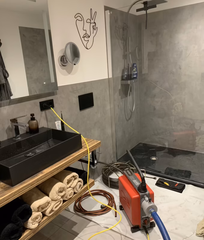 Rohrrenigungsgerät von Rohrbob in einem Bad im Einsatz.