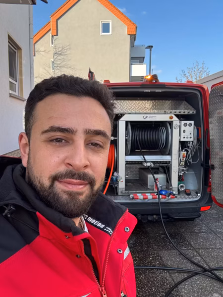 Im Einsatz für saubere Rohre – RohrBob bei der Arbeit RohrbobmMitarbeiter steht vor dem geöffneten Spezialfahrzeug zum Einsatz für Rohrreinigung und Kanalreinigung bereit.
